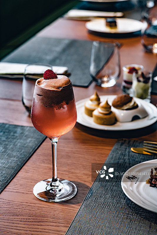 西餐厅里的下午茶甜品和草莓味果汁饮料图片素材