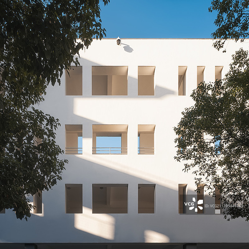 教学楼走廊的空隙和光影图片素材