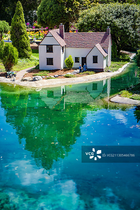 小人国湖畔微缩花园城堡图片素材