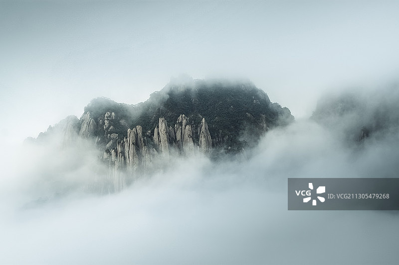 水墨云雾山图片素材