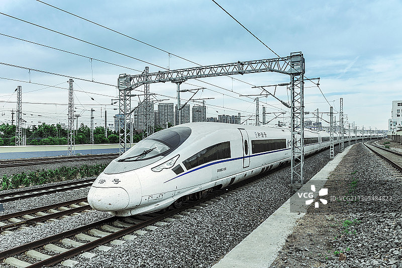 行驶中的高速火车图片素材