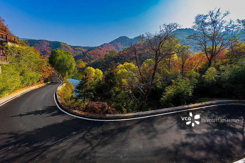 广角秋天弯曲的公路图片素材