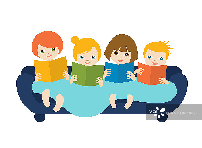 孩子们坐在沙发上读书图片素材