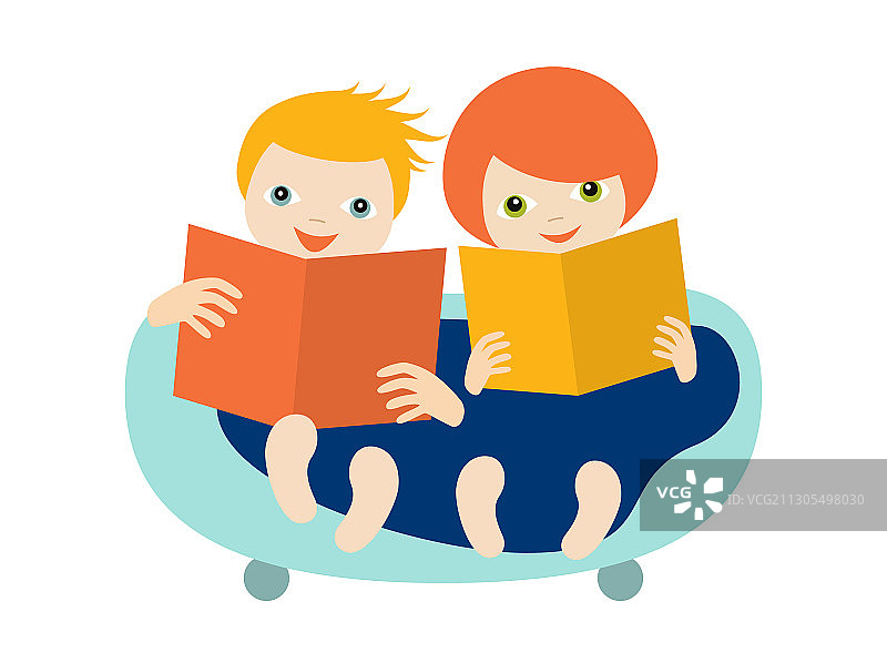 孩子们坐在沙发上读书图片素材