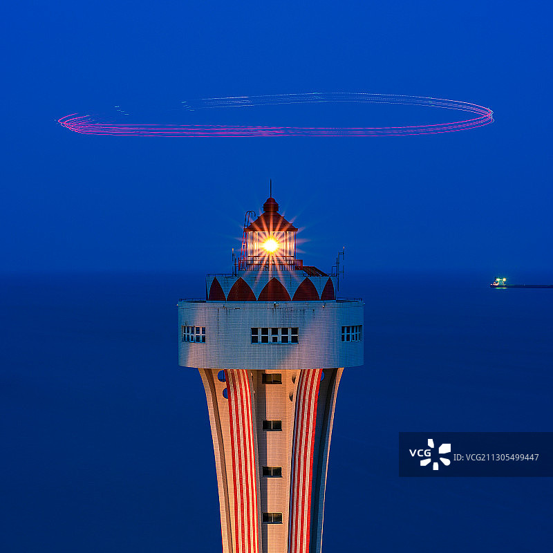 汕头南澳岛的灯塔与海岸线图片素材