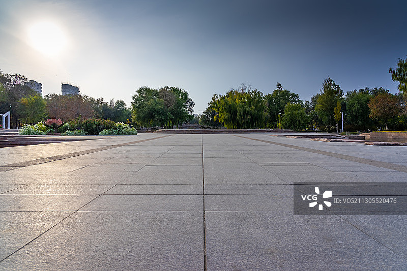 乌鲁木齐米东区人民公园秋季广场汽车广告背景图图片素材