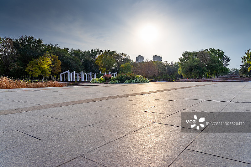 乌鲁木齐米东区人民公园秋季广场汽车广告背景图图片素材