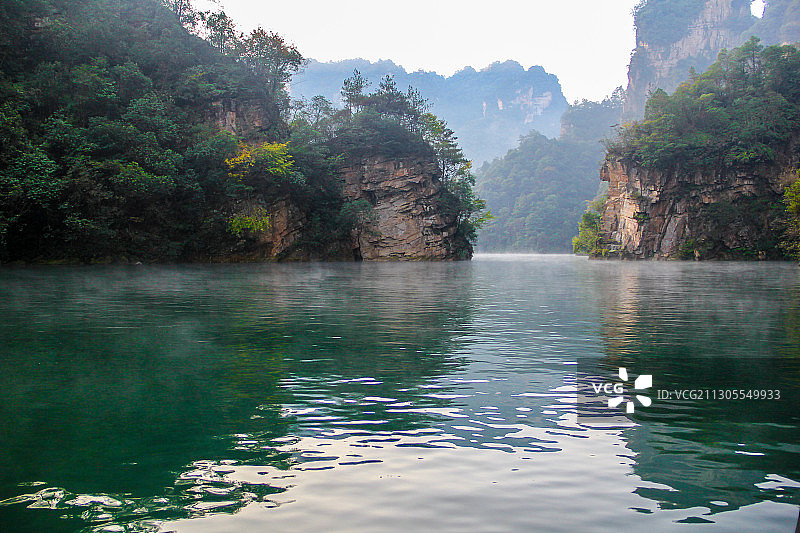 张家界宝峰湖水面山峰 (1)图片素材