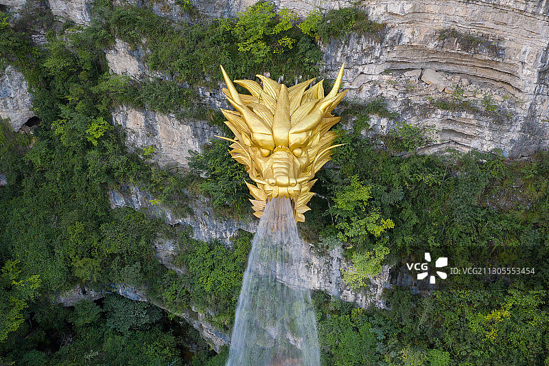 贵州省龙里县龙山镇的龙里莲花湿地公园内喷水的龙头图片素材