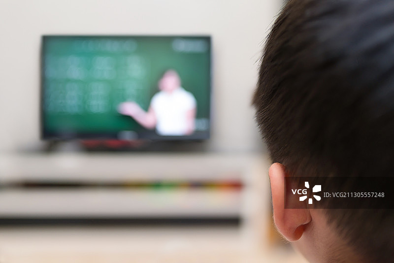 儿童在家上网课图片素材