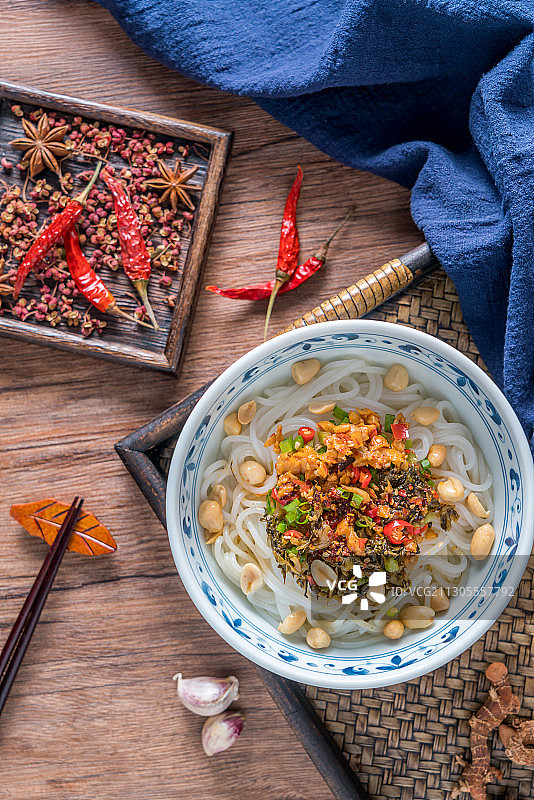 放在木桌上的一碗南昌拌粉图片素材