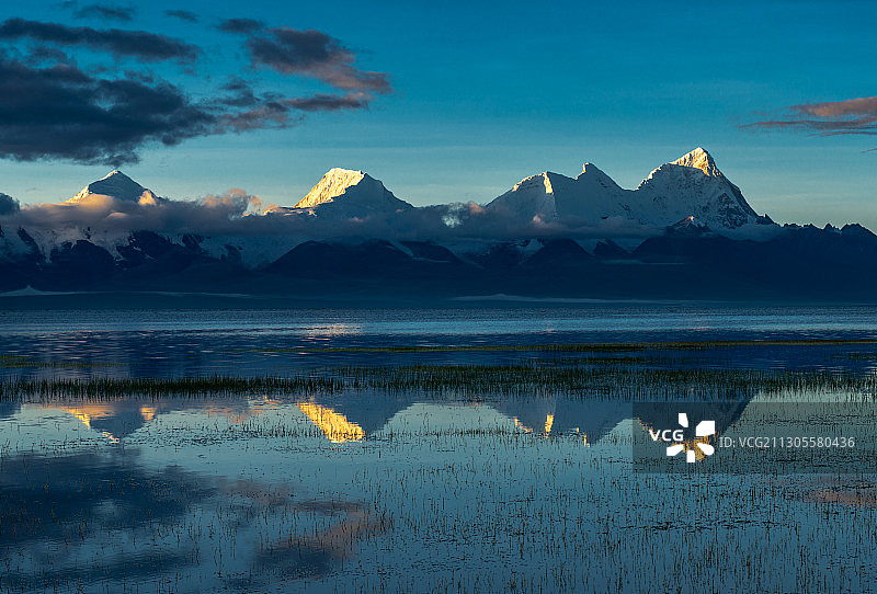 西藏山南多庆错图片素材
