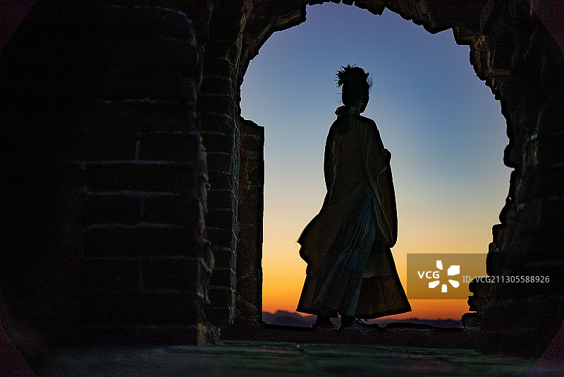 北京密云古北水镇司马台长城烽火台上的古装女生图片素材