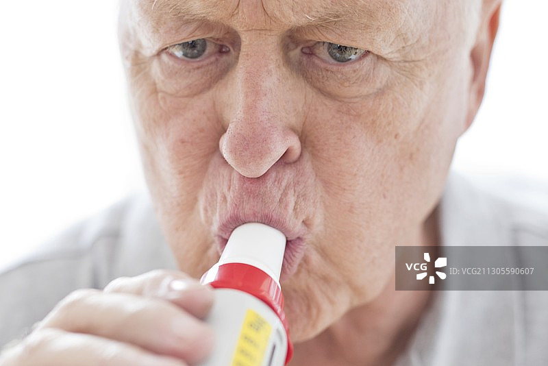 年长男人使用峰值流量计图片素材