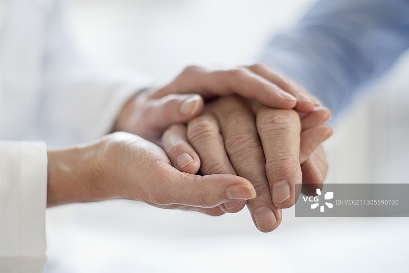 女医生握着病人的手图片素材