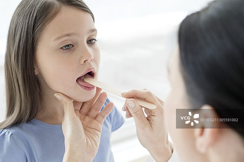 女医生检查女孩的口腔内部图片素材