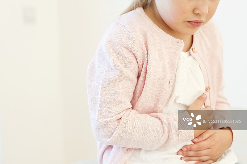 肚子疼的年轻女孩图片素材