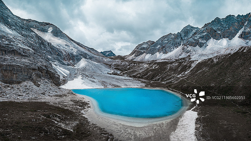 稻城亚丁牛奶海全景图片素材