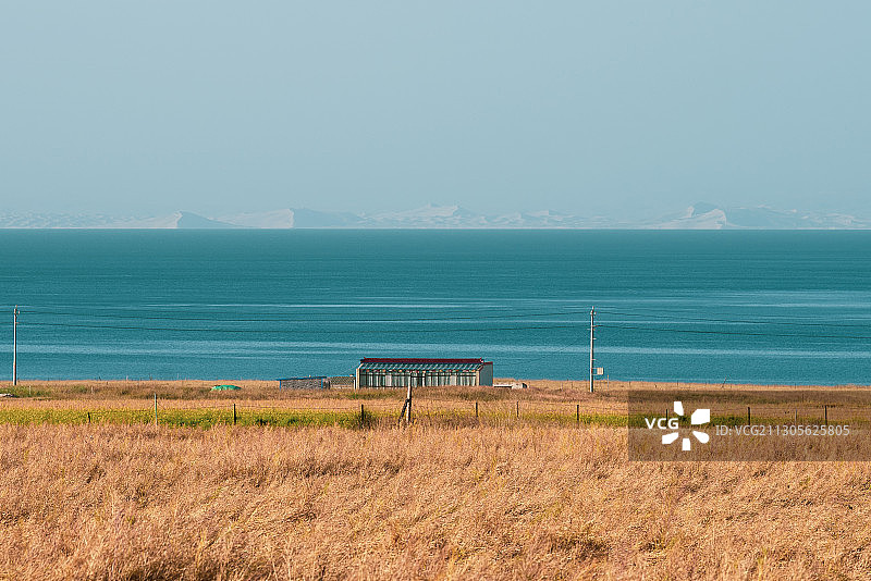 青海倒淌河镇遥望海东沙漠图片素材