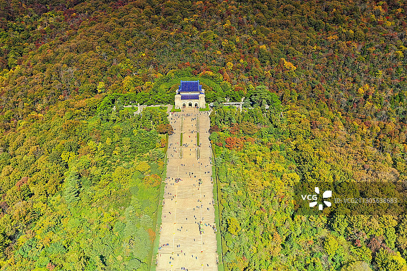 秋季五彩斑斓的树木包围下的南京中山陵景区的祭堂图片素材