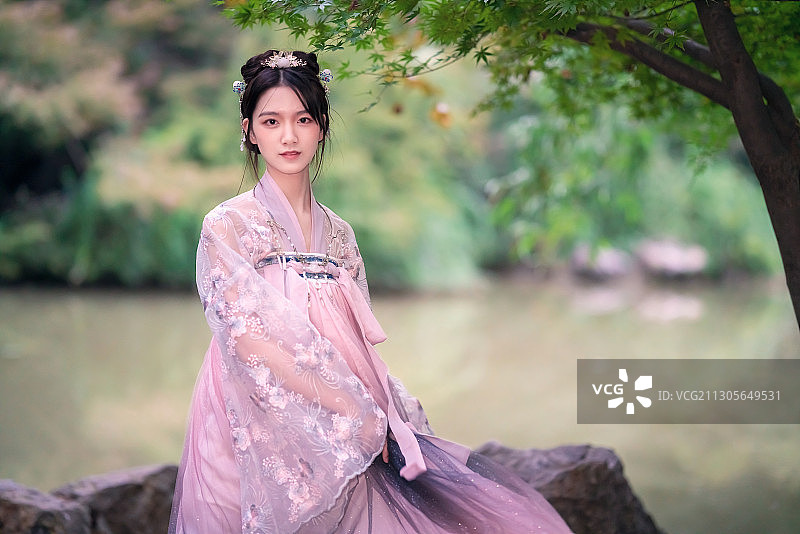 身着汉服的漂亮女子半身人像图片素材