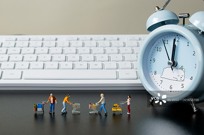 键盘前的人群进行年货节购物节买东西消费图片素材