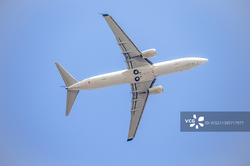 仰拍飞机底部图片素材
