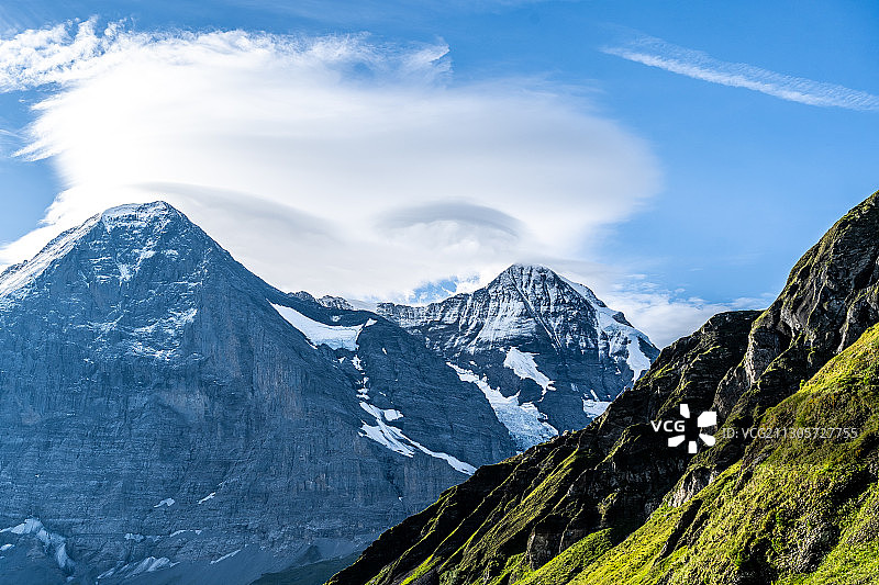 帽状云和少女峰图片素材