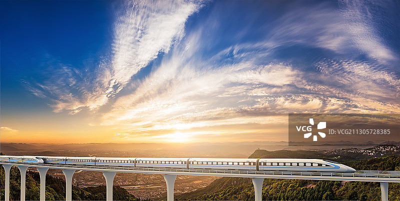 山区中的高速列车图片素材
