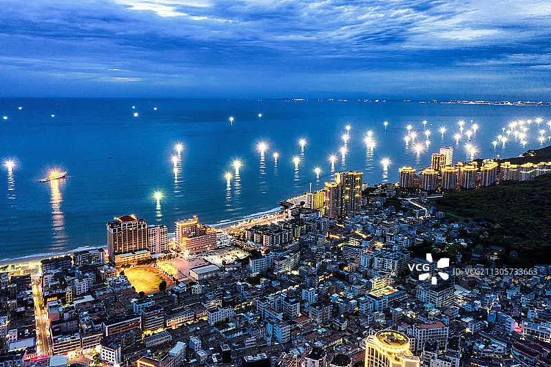 航拍视角下的汕头南澳岛渔港码头图片素材