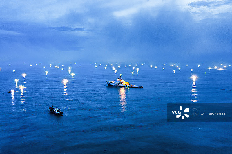 航拍视角下的汕头南澳岛渔港码头图片素材