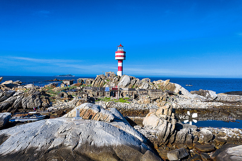 航拍视角下的汕头南澳岛海岛灯塔海岸线图片素材