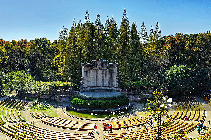 南京钟山风景名胜区内音乐台飞舞着白鸽图片素材