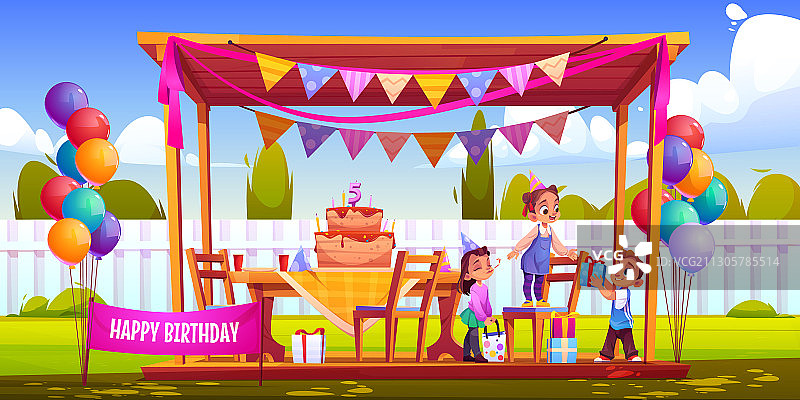 孩子们在后院庆祝生日图片素材
