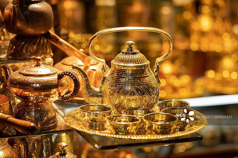 新疆乌鲁木齐国际大巴扎上待出售的茶壶特写图片素材