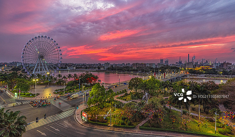 广东省茂名市茂南区小东江摩天轮机位的火烧云图片素材