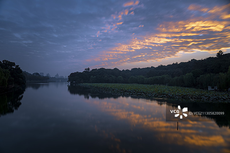 西湖之晨——火烧云片片图片素材