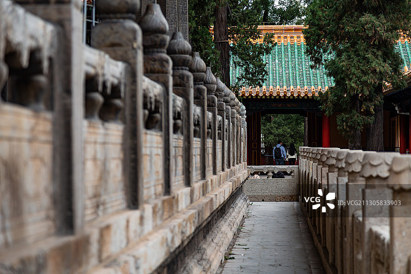 2020年10月5日，山东曲阜孔庙，大成殿侧面的甬路。图片素材