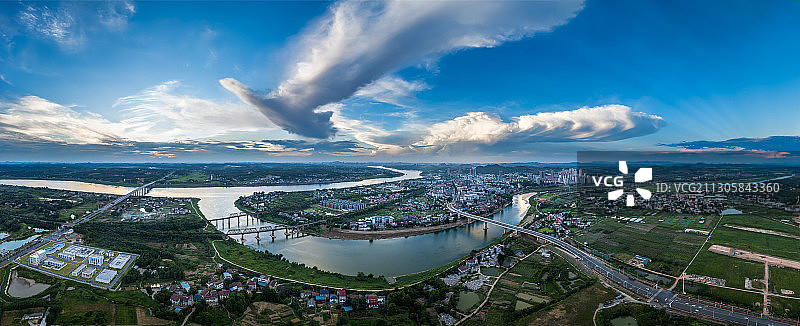 天鹅飞临图片素材