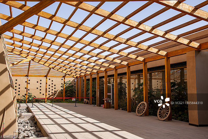 新疆吐鲁番市高昌故城遗址游客服务中心雕塑的历代住守新疆的文武图片素材