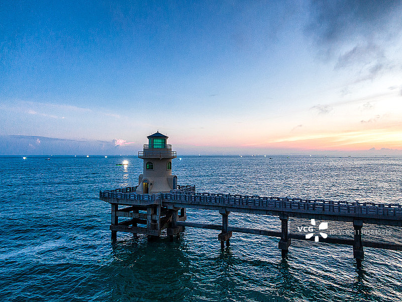 汕头南澳岛的灯塔与海岸线日出晨曦图片素材
