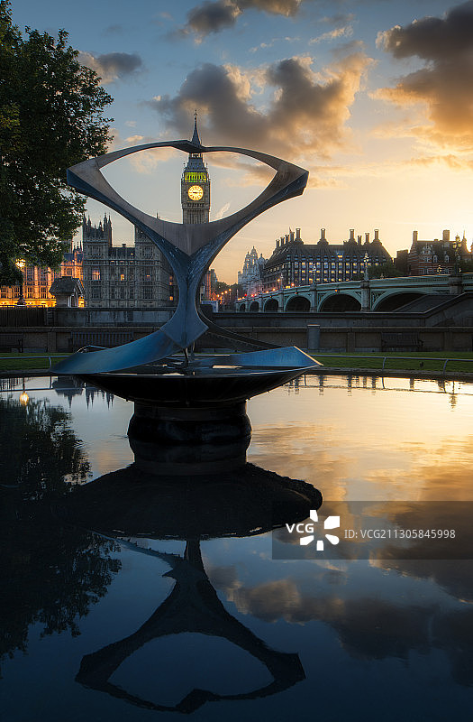 英国伦敦的雕塑还有大本钟和威斯敏斯特宫的倒影图片素材