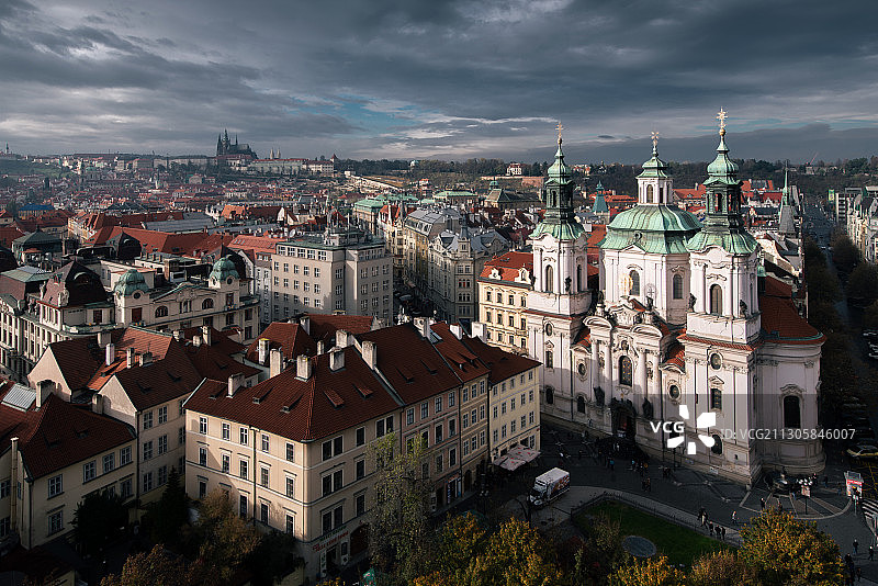 俯瞰捷克布拉格的教堂和城市景观还有高堡图片素材