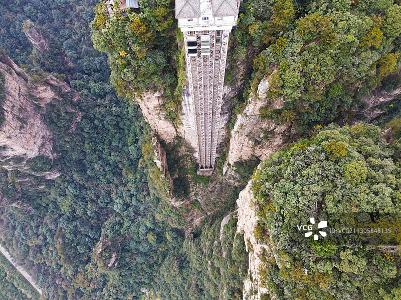 湖南张家界武陵源百龙天梯：拥抱三项世界之最 既壮观又独特图片素材