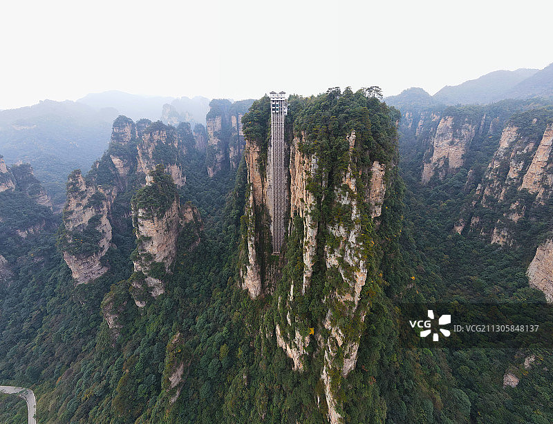 湖南张家界武陵源百龙天梯：拥抱三项世界之最 既壮观又独特图片素材