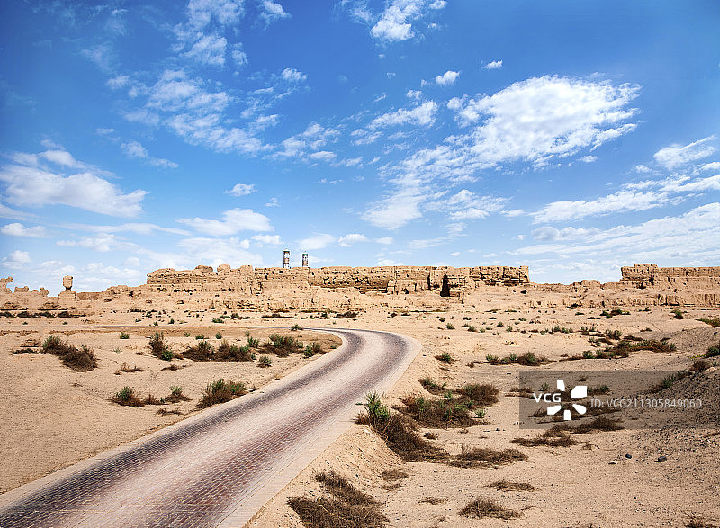 新疆吐鲁番市高昌故城遗址旅游公路图片素材