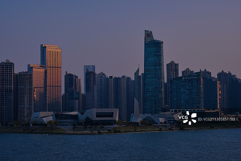 夕阳下长沙的北辰三角洲图片素材