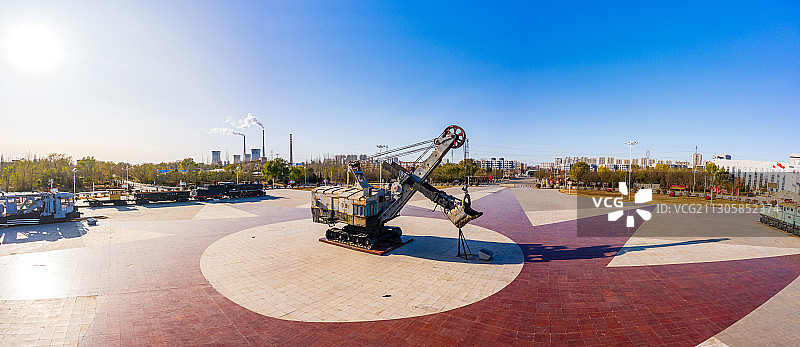 阜新海州露天矿国家矿山公园，广场中心有一台历经沧桑的挖掘机图片素材
