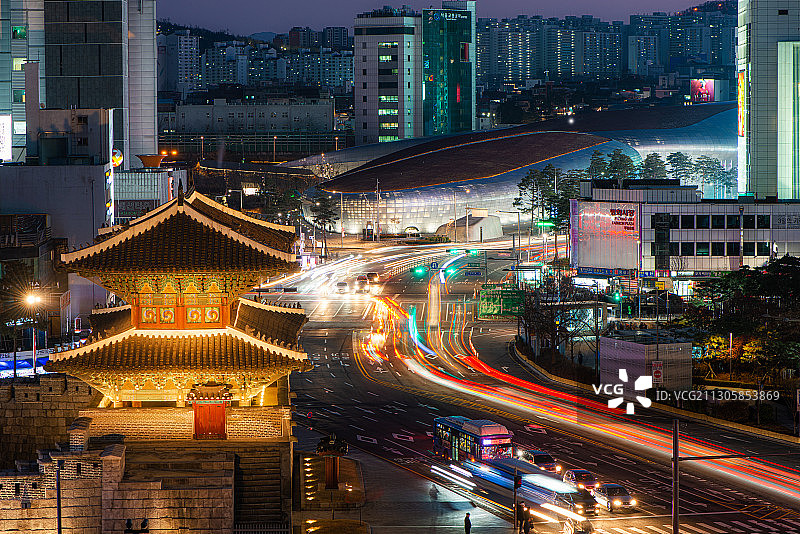 韩国首尔东大门长焦拍摄的街道和寺庙的城市夜景图片素材