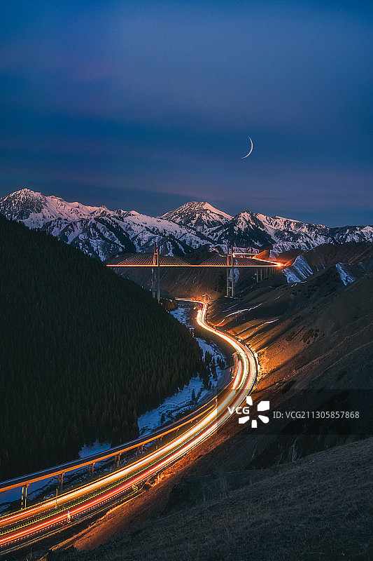 果子沟大桥月落图片素材